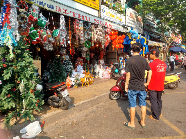 Cận kề Giáng sinh, giá cây thông Noel 'mỗi nơi một kiểu' - Hình 3 Can ke Giang sinh, gia cay thong Noel 'moi noi mot kieu'-Hinh-3