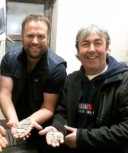 Khai quat mot kho bau lon khi dang tim kiem chiec nhan cuoi bi mat-Hinh-2