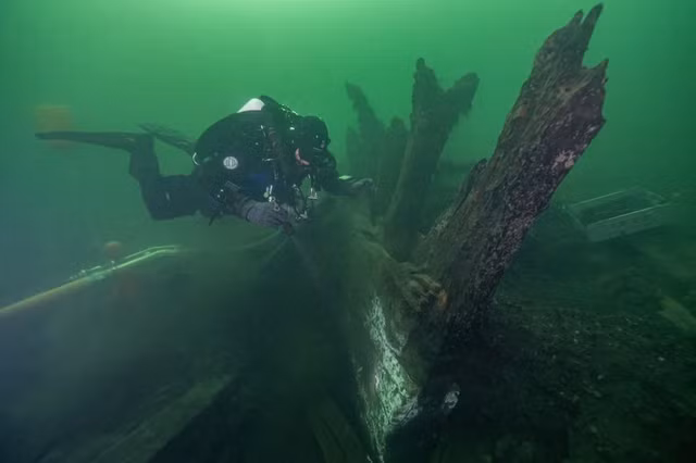 Giat minh thay ruong vu khi la lenh denh tren xac tau chien co