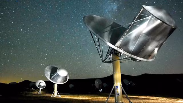 1. Dự án SETI: Dự án "Tìm kiếm trí thông minh ngoài hành tinh" (SETI) là một trong những nỗ lực nổi bật nhất. Các nhà khoa học sử dụng kính viễn vọng vô tuyến để quét bầu trời, tìm kiếm những tín hiệu vô tuyến hoặc công nghệ tiên tiến như siêu cấu trúc hay sự phát thải năng lượng kỳ lạ.