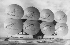 2. Thông điệp Morse: Một trong những tín hiệu vô tuyến đầu tiên nhắm tới trí thông minh liên sao là thông điệp Morse được truyền vào năm 1962. Các nhà khoa học đã gửi ba chữ "MIR", "LENIN", và "USSR" bằng mã Morse từ tổ hợp Radar hành tinh Evpatoria Planetary Radar (EPR) ở Crimea tới sao Kim.