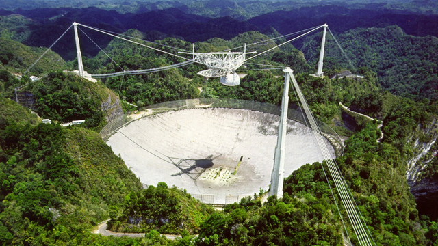 4. Thông điệp Arecibo: Năm 1974, thông điệp Arecibo được truyền từ kính viễn vọng Arecibo ở Puerto Rico, bao gồm các ký tự và đồ họa mã hóa theo hệ nhị phân. Thông điệp này gửi tới cụm sao hình cầu M13, cách Trái Đất khoảng 25.000 năm ánh sáng.