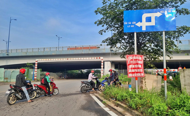 Vụ đường dưới cầu Rạch Chiếc bị chặn: Chủ đầu tư BOT Xa lộ Hà Nội nói gì? - Hình 3 Vu duong duoi cau Rach Chiec bi chan: Chu dau tu BOT Xa lo Ha Noi noi gi?-Hinh-3