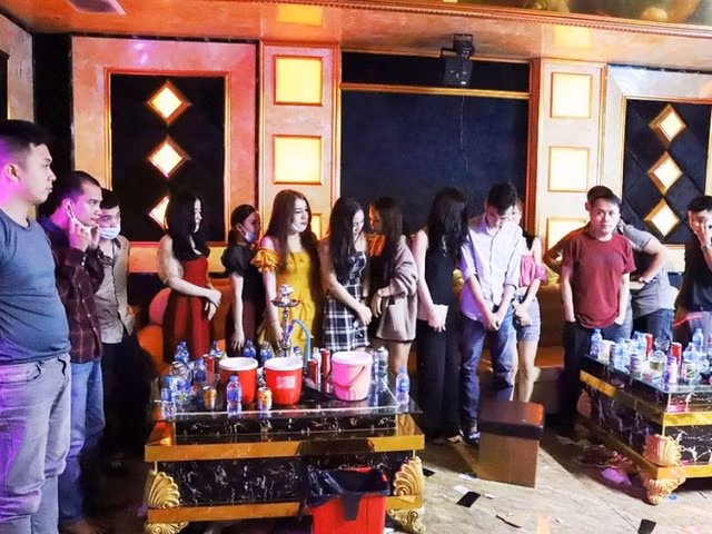 Ru nhau bay lac, 76 thanh nien bi cach ly luon o karaoke My Friend