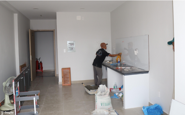 Người dân sửa sang căn hộ tại Dự án Nhà ở xã hội A6-A7. Ảnh: Hoàng Lộc