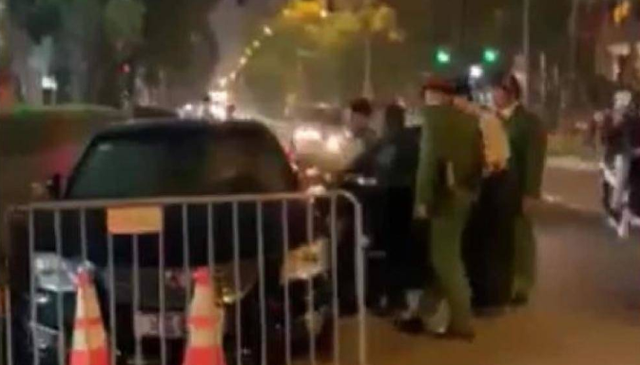 Xe biển xanh của lãnh đạo VFF bỏ chạy sau khi gây tai nạn - Hình 2 Xe bien xanh cua lanh dao VFF bo chay sau khi gay tai nan-Hinh-2