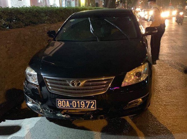 Xe biển xanh của lãnh đạo VFF bỏ chạy sau khi gây tai nạn Xe bien xanh cua lanh dao VFF bo chay sau khi gay tai nan