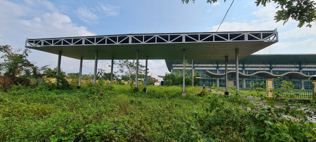 Cận cảnh bến xe bỏ hoang ở Đà Nẵng đang được ngân hàng rao bán để thu hồi nợ Can canh ben xe bo hoang o Da Nang dang duoc ngan hang rao ban de thu hoi no