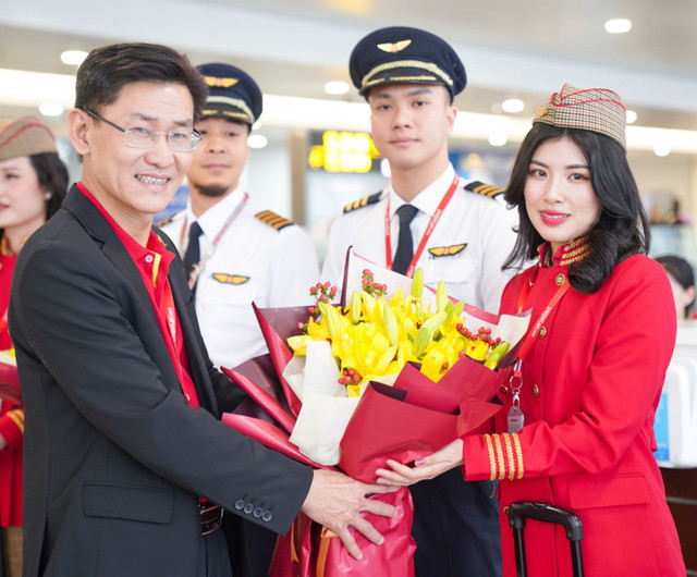 Vietjet chào mừng chuyến bay đầu tiên giữa Kuala Lumpur (Malaysia) và Hà Nội - Hình 3 Vietjet chao mung chuyen bay dau tien giua Kuala Lumpur (Malaysia) va Ha Noi-Hinh-3