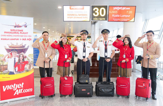 Vietjet chào mừng chuyến bay đầu tiên giữa Kuala Lumpur (Malaysia) và Hà Nội Vietjet chao mung chuyen bay dau tien giua Kuala Lumpur (Malaysia) va Ha Noi