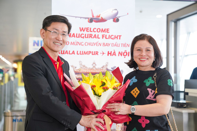 Vietjet chào mừng chuyến bay đầu tiên giữa Kuala Lumpur (Malaysia) và Hà Nội - Hình 2 Vietjet chao mung chuyen bay dau tien giua Kuala Lumpur (Malaysia) va Ha Noi-Hinh-2