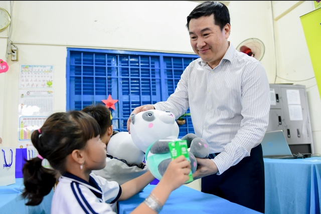 Vinamilk trao tang 500.000 hop sua den 11.000 tre em kho khan-Hinh-2