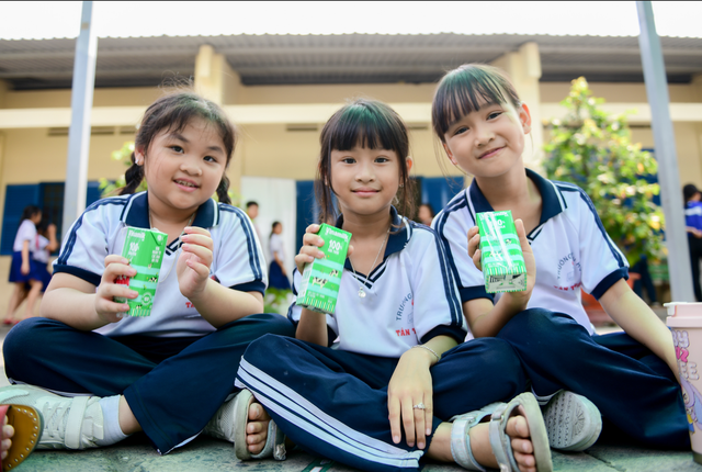 Vinamilk trao tang 500.000 hop sua den 11.000 tre em kho khan-Hinh-3