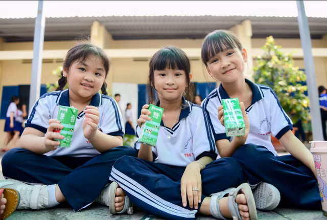 Vinamilk trao tang 500.000 hop sua den 11.000 tre em kho khan-Hinh-3