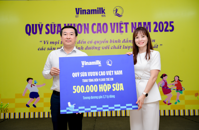 Vinamilk trao tang 500.000 hop sua den 11.000 tre em kho khan