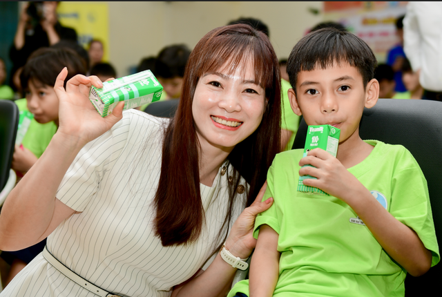 Vinamilk trao tang 500.000 hop sua den 11.000 tre em kho khan-Hinh-5