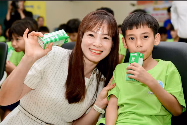 Vinamilk trao tang 500.000 hop sua den 11.000 tre em kho khan-Hinh-5
