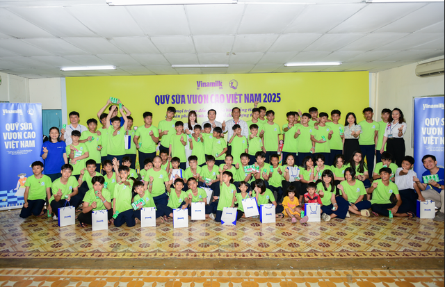 Vinamilk trao tang 500.000 hop sua den 11.000 tre em kho khan-Hinh-4