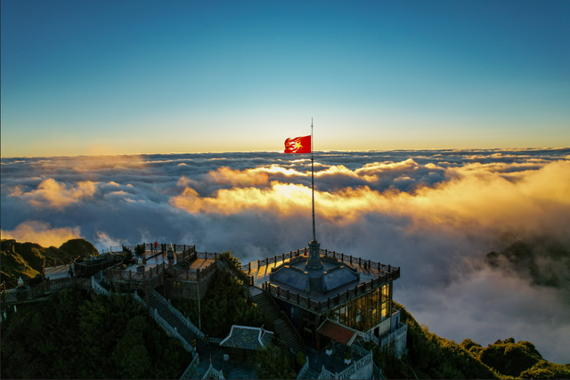 Chinh phuc dinh Fansipan nhu “xe tui mu” voi phong vien National Geographic