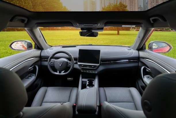 Dân mê xê dịch đua nhau chốt cọc VinFast VF 7 - Hình 2 Dan me xe dich dua nhau chot coc VinFast VF 7-Hinh-2