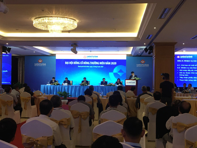 Cổ đông LienVietPostBank chất vấn lãnh đạo vì sao EPS kém nhất trong nhóm cùng vốn VIB, HDBank, TPBank? - Hình 2 Co dong LienVietPostBank chat van lanh dao vi sao EPS kem nhat trong nhom cung von VIB, HDBank, TPBank?-Hinh-2