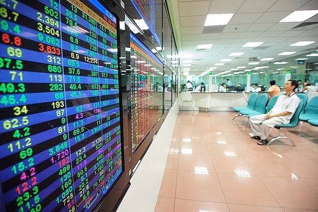 Chung khoan ngay 26/10: POW, VIC va HCM duoc khuyen nghi the nao?