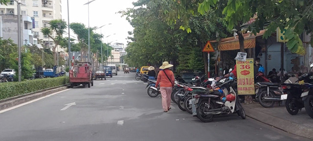 Vỉa hè, lòng đường thành nơi kinh doanh, UBND phường 7, quận Gò Vấp nói gì? - Hình 2 Via he, long duong thanh noi kinh doanh, UBND phuong 7, quan Go Vap noi gi?-Hinh-2