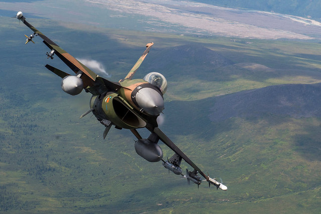 Cận cảnh chiến đấu cơ F-22 và F-16 sánh đôi ở ở Mỹ Can canh chien dau co F-22 va F-16 sanh doi o o My