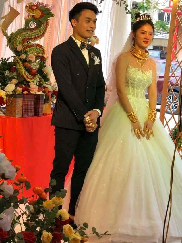 Choáng với cô dâu đeo vàng trĩu cổ, người thân phải bốc cả vốc vàng - Hình 6 Choang voi co dau deo vang triu co, nguoi than phai boc ca voc vang-Hinh-6