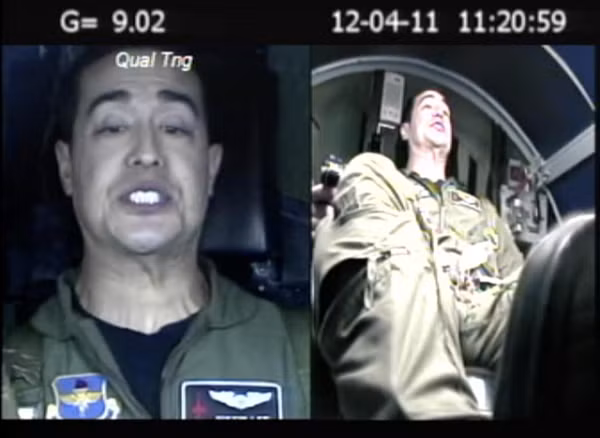 Vi sao phi cong gia di va tre ra chi trong tich tac khi o tren khong?-Hinh-11