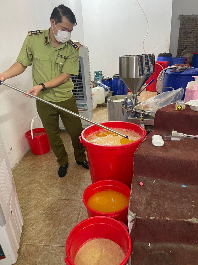 Phat hien xuong san xuat my pham co dau hieu gia mao Coco Chanel, Collagen X12 Olive-Hinh-3