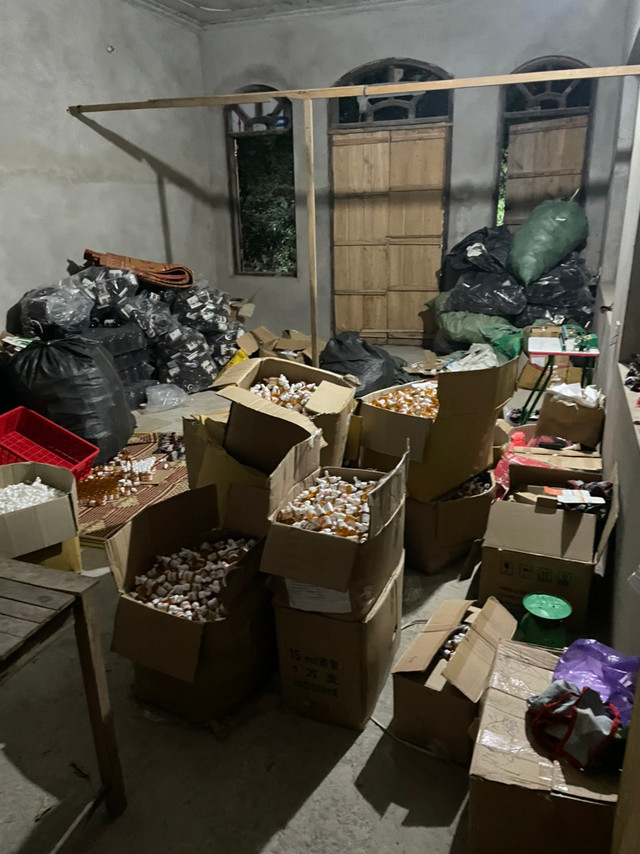 Phát hiện xưởng sản xuất mỹ phẩm có dấu hiệu giả mạo Coco Chanel, Collagen X12 Olive - Hình 2 Phat hien xuong san xuat my pham co dau hieu gia mao Coco Chanel, Collagen X12 Olive-Hinh-2