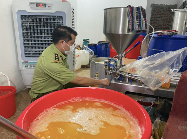 Phat hien xuong san xuat my pham co dau hieu gia mao Coco Chanel, Collagen X12 Olive