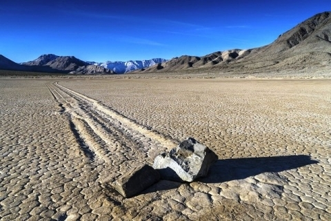 Bí ẩn độc nhất vô nhị: Các hòn đá tại Racetrack Playa... biết đi Bi an doc nhat vo nhi: Cac hon da tai Racetrack Playa... biet di