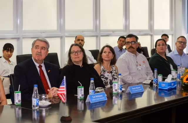 Doan bo nong nghiep Hoa Ky den tham va lam viec tai nha may sua Viet Nam-Hinh-2