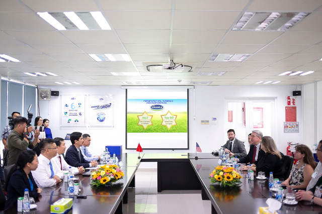 Đoàn bộ nông nghiệp Hoa Kỳ đến thăm và làm việc tại nhà máy sữa Việt Nam Doan bo nong nghiep Hoa Ky den tham va lam viec tai nha may sua Viet Nam