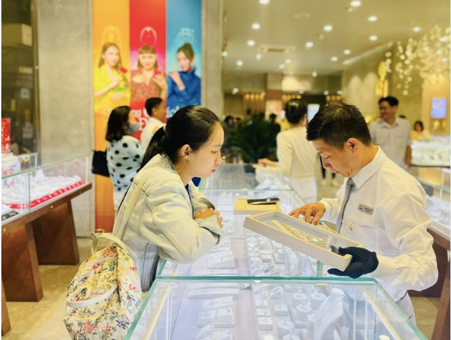 PNJ báo lãi tháng 11 tăng cao nhờ giá vàng vọt mạnh, dự phóng 2024 khả quan - Hình 4 PNJ bao lai thang 11 tang cao nho gia vang vot manh, du phong 2024 kha quan-Hinh-4