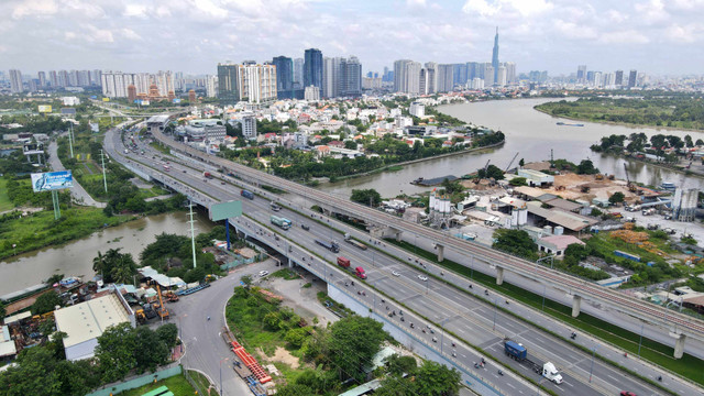 Dan ‘khon kho’ vi duong dan duoi cau Rach Chiec bi chan-Hinh-3