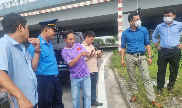 Dân ‘khốn khổ’ vì đường dẫn dưới cầu Rạch Chiếc bị chặn - Hình 9 Dan ‘khon kho’ vi duong dan duoi cau Rach Chiec bi chan-Hinh-9