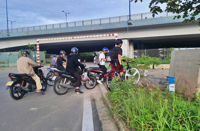 Dân ‘khốn khổ’ vì đường dẫn dưới cầu Rạch Chiếc bị chặn - Hình 6 Dan ‘khon kho’ vi duong dan duoi cau Rach Chiec bi chan-Hinh-6