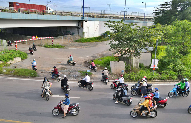 Thanh tra So GTVT TP HCM kiem tra vu duong duoi cau Rach Chiec bi chan-Hinh-4