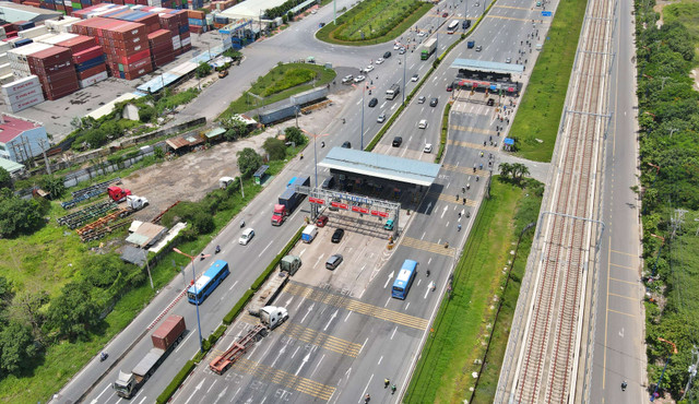 Duong duoi cau Rach Chiec lai bi chan, oto buoc phai qua Tram BOT Xa lo Ha Noi