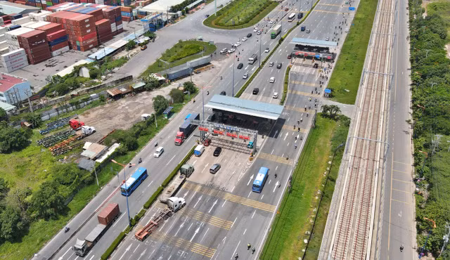 Duong duoi cau Rach Chiec lai bi chan, oto buoc phai qua Tram BOT Xa lo Ha Noi