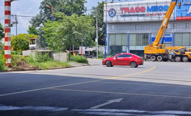 Duong duoi cau Rach Chiec lai bi chan, oto buoc phai qua Tram BOT Xa lo Ha Noi-Hinh-5