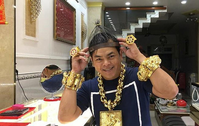 Em trai Phuc XO tru “hang nong” day nha: Mua o dau?