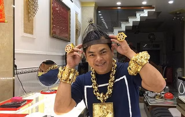 Em trai Phuc XO tru “hang nong” day nha: Mua o dau?