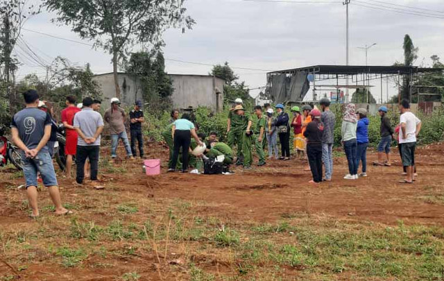 Thi thể bé trai sơ sinh gói trong bao nylon ở thùng rác Thi the be trai so sinh goi trong bao nylon o thung rac