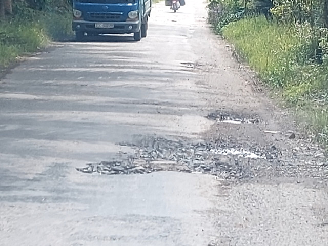 Vu hai tuyen duong vua lam xong da hong: UBND huyen Tan Hiep to chuc hop khan-Hinh-5