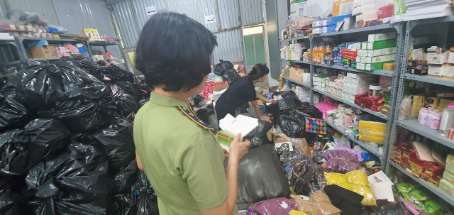 Thu giữ gần 11.000 mẫu đồ giả hàng hiệu của một tổng kho ở Hà Nội Thu giu gan 11.000 mau do gia hang hieu cua mot tong kho o Ha Noi