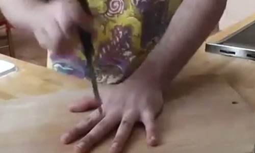 Hãi hùng nam thanh niên dùng mũi dao đâm lên bàn tay Hai hung nam thanh nien dung mui dao dam len ban tay